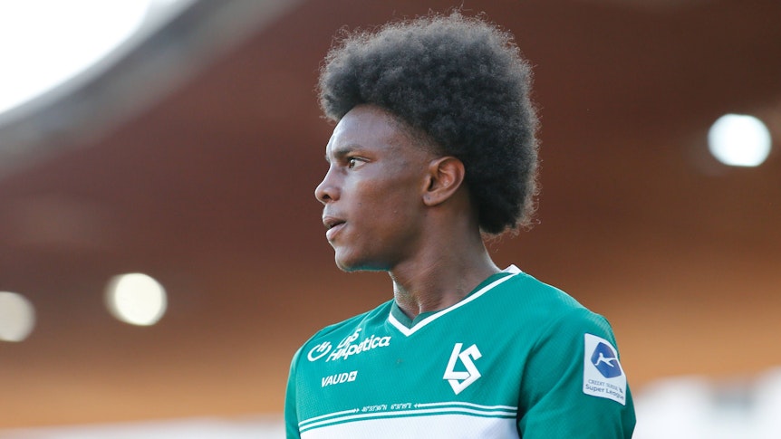 Alvyn Saches vor einem Eckball im Profil.