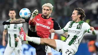 Bayer Leverkusens Robert Andrich und Borussia Mönchengladbachs Rocco Reitz kämpfen um den Ball.