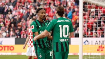 Nathan Ngoumou und Florian Neuhaus geben sich die Hand.