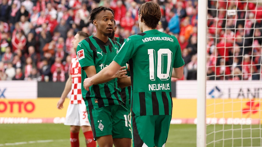 Nathan Ngoumou und Florian Neuhaus geben sich die Hand.