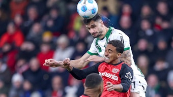 Tim Kleindienst im Kopfball-Duell mit Arthur.