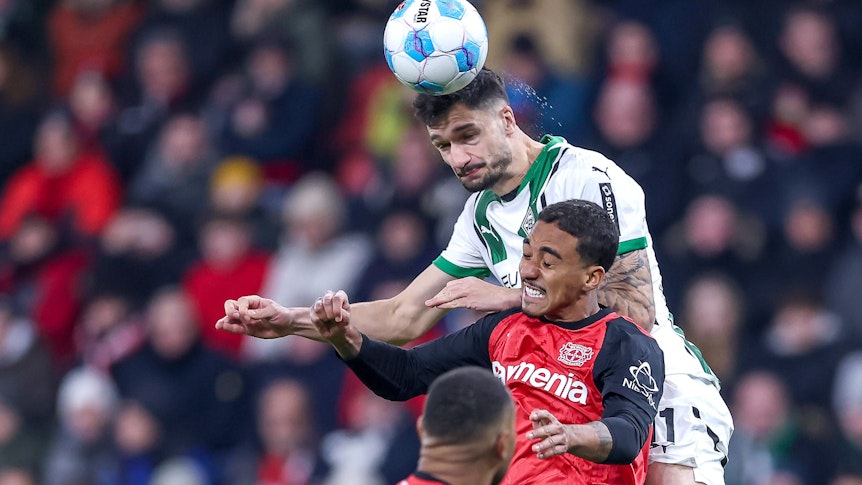 Tim Kleindienst im Kopfball-Duell mit Arthur.