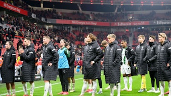 Enttäuschte Spieler von Borussia Mönchengladbach bei den Fans.