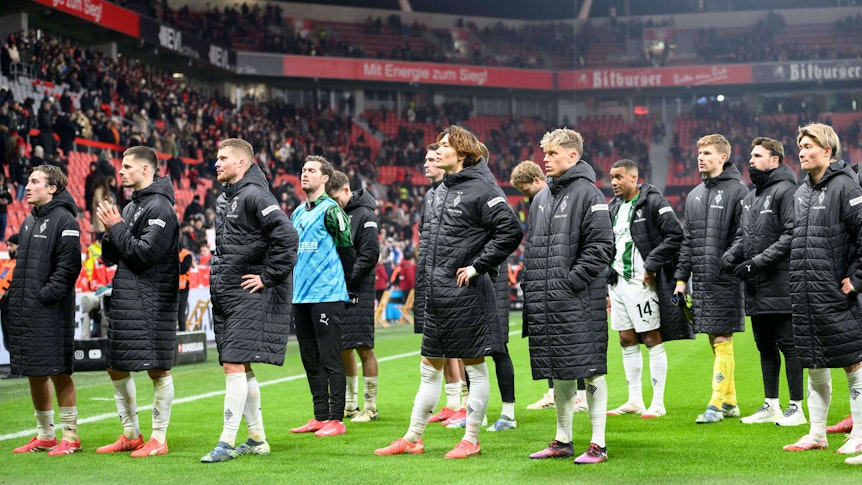 Enttäuschte Spieler von Borussia Mönchengladbach bei den Fans.