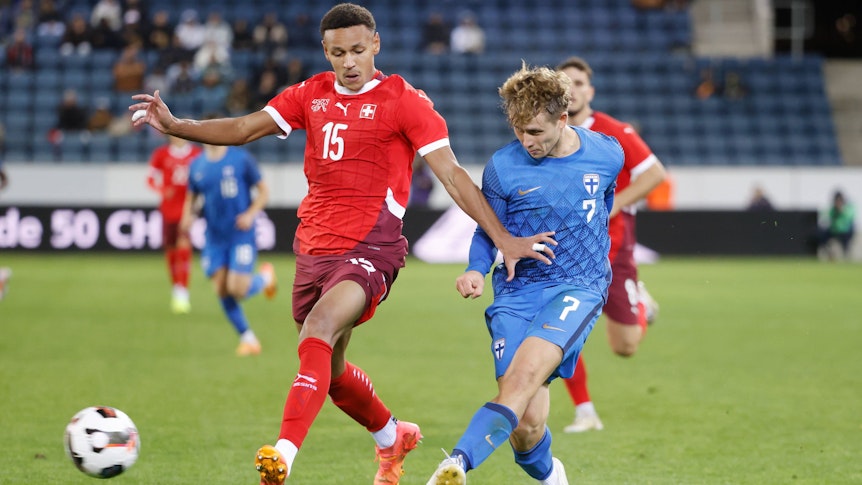 Luca Jaquez im Zweikampf im Schweiz-Trikot.