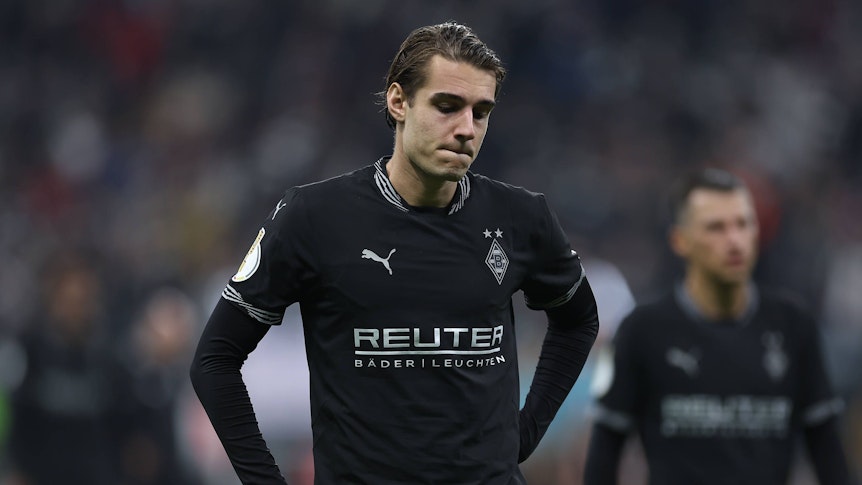 Borussia Mönchengladbachs Florian Neuhaus steht nach dem DFB-Pokalspiel bei Eintracht Frankfurt enttäuscht auf dem Platz.
