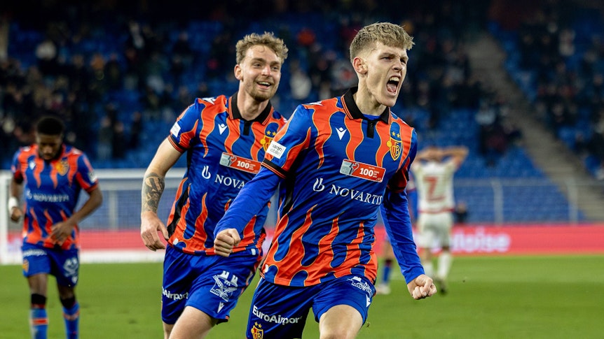 Die Basel-Profis Philipp Kresnik jubelt mit seinem Teamkollegen und Torschützen Anton Kade im Pokalspiel gegen den FC Sion.