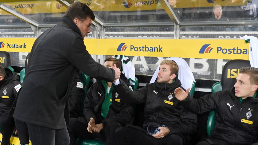 Dieter Hecking und Christoph Kramer beim Einschlagen auf der Bank.