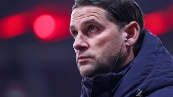 Gerardo Seoane schaut nach oben.