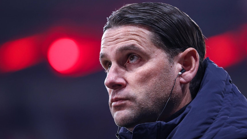 Gerardo Seoane schaut nach oben.