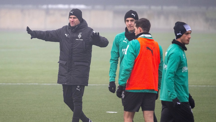 Gerardo Seoane gibt Anweisungen beim Training von Borussia Mönchengladbach.
