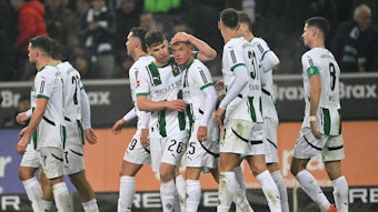 Die Profis von Borussia Mönchengladbach jubeln gemeinsam im Bundesliga-Spiel gegen den VfL Bochum.
