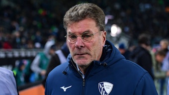 Bochums Trainer Dieter Hecking steht beim Bundesliga-Auswärtsspiel gegen Borussia Mönchengladbach enttäuscht an der Seitenlinie.