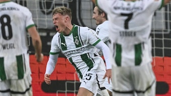 Borussia Mönchengladbachs Robin Hack läuft nach seinem Tor gegen den VfL Bochum jubelnd über den Platz.