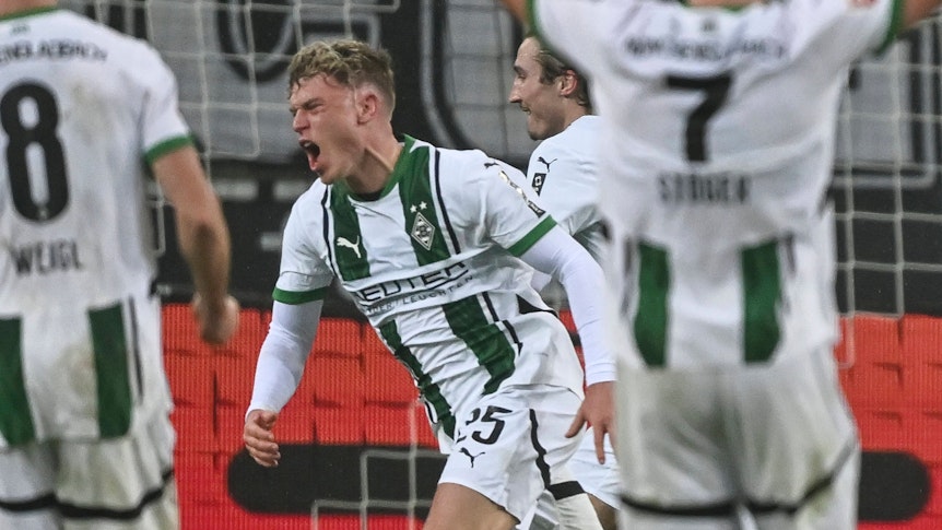Borussia Mönchengladbachs Robin Hack läuft nach seinem Tor gegen den VfL Bochum jubelnd über den Platz.