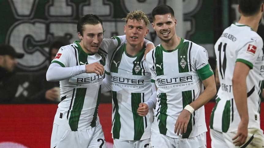 Rocco Reitz, Robin Hack und Julian Weigl bejubeln das 2:0.