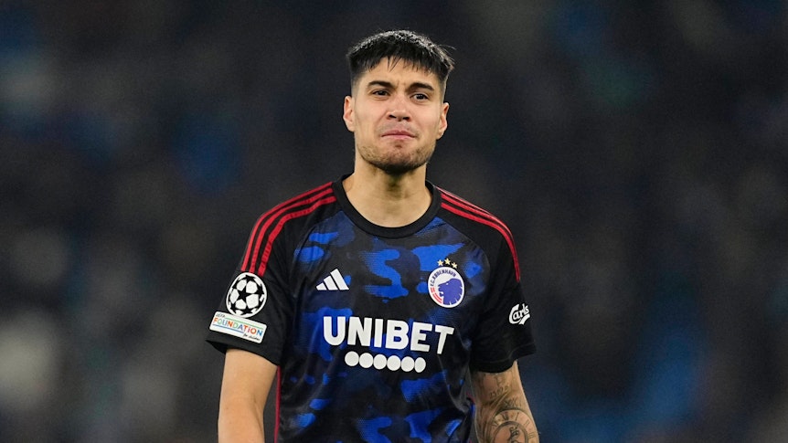 Kopenhagens Kevin Diks läuft im Champions-League-Spiel bei Manchester City über den Platz und verzieht das Gesicht.