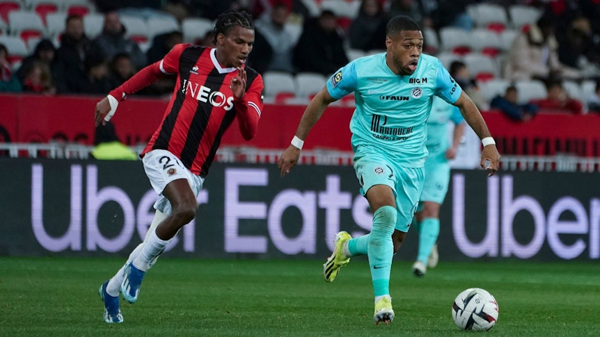 Montpelliers Arnaud Nordin führt den Ball, Nizzas Hicham Boudaoui verfolgt ihn.