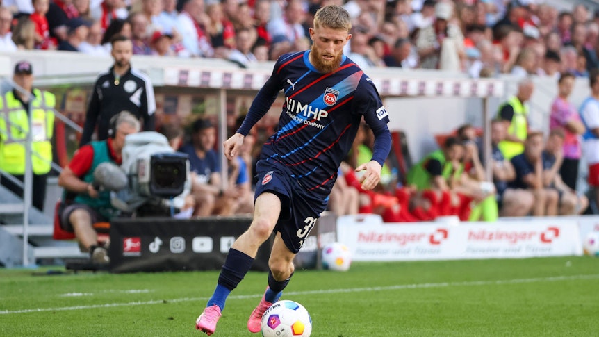 Jan-Niklas Beste dribbelt mit dem Ball im Heidenheim-Trikot.