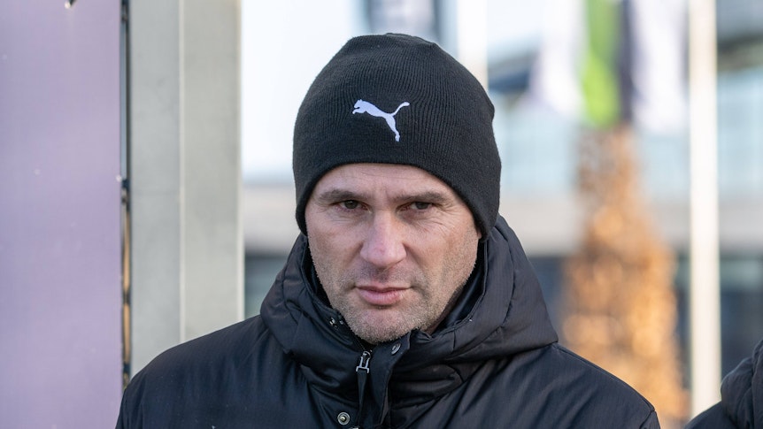 Borussia Mönchengladbachs Trainer Gerardo Seoane läuft auf den Trainingsplatz und schaut skeptisch in die Kamera.