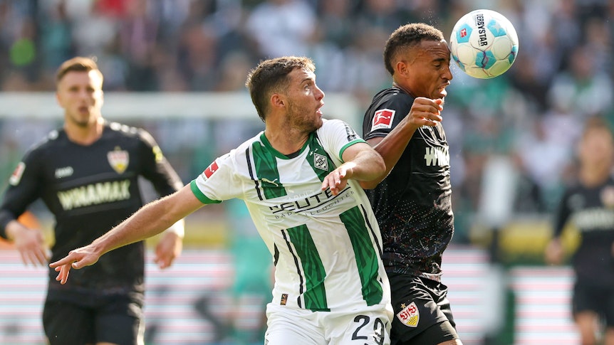 Borussia Mönchengladbachs Joe Scally kämpft im Kopfball-Duell mit Stuttgarts Jamie Leweling um den Ball.