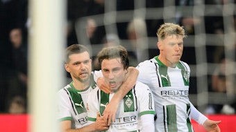 Kevin Stöger, Rocco Reitz und Robin Hack bejubeln ein Tor.