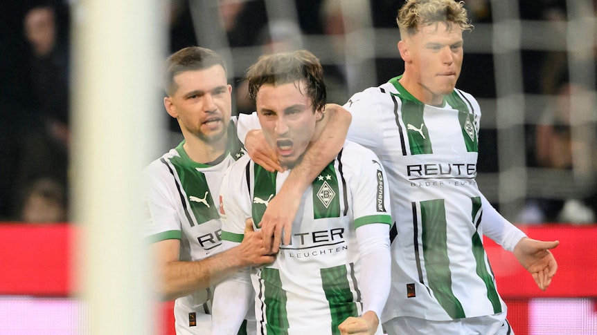 Kevin Stöger, Rocco Reitz und Robin Hack bejubeln ein Tor.