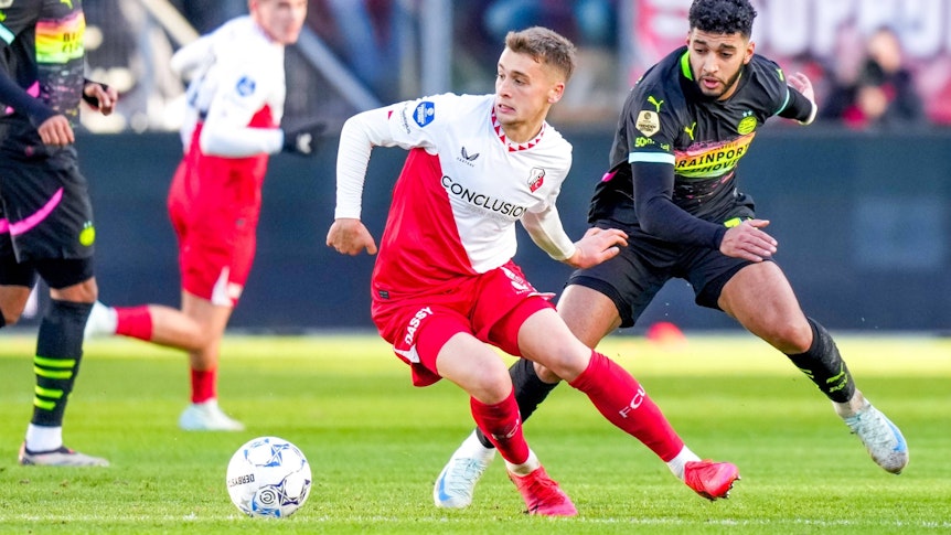 Utrechts Oscar Fraulo führt den Ball, Eindhovens Ismael Saibari verfolgt ihn.