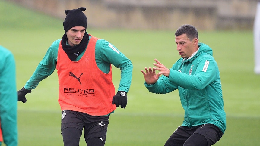 Die Gladbach-Profis Florian Neuhaus und Stefan Lainer kämpfen im Training um den Ball.