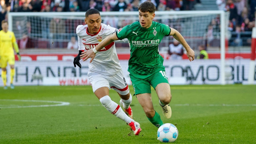 Borussia Mönchengladbachs Philipp Sander führt den Ball, Stuttgarts Enzo Millot verfolgt ihn.