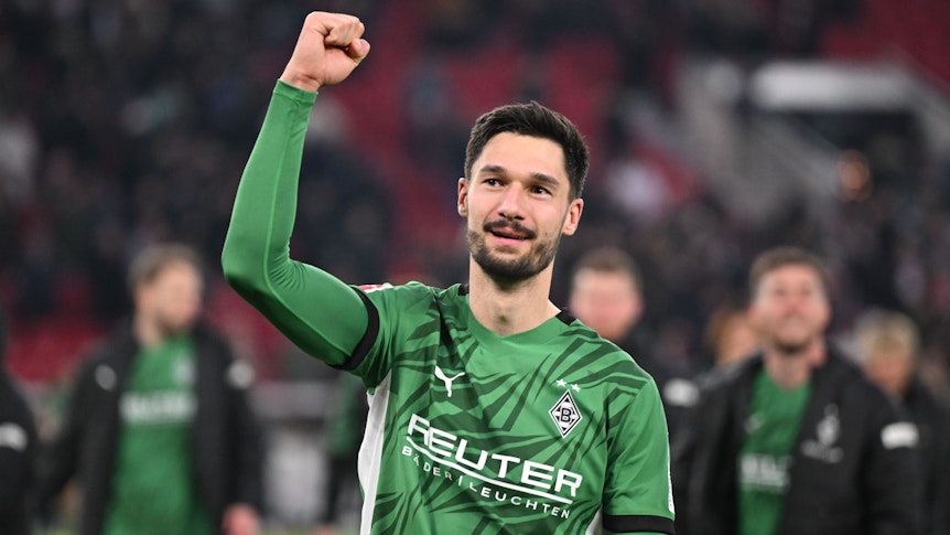 Borussia Mönchengladbachs Tim Kleindienst jubelt nach dem Spiel beim VfB Stuttgart mit erhobener Faust vor der Fankurve.