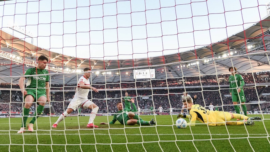 Borussia Mönchengladbachs Nico Elvedi spitzelt im Bundesliga-Spiel beim VfB Stuttgart den Ball im Liegen zum 1:1 ins Netz.