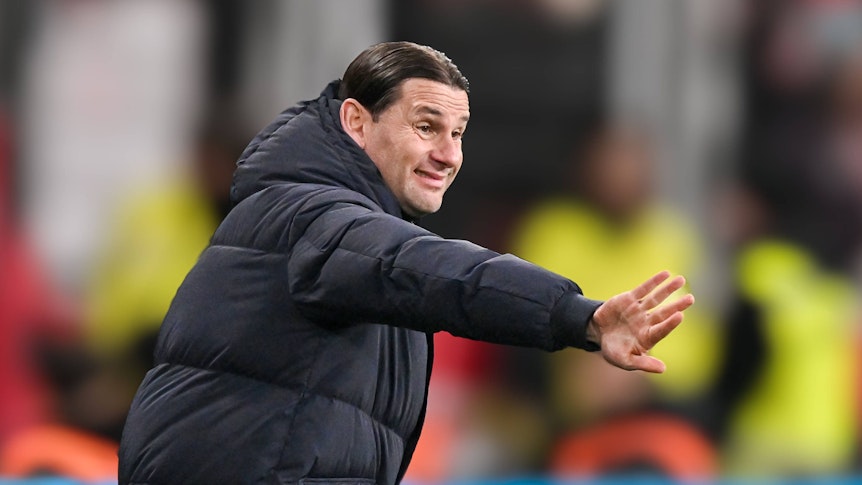 Borussia Mönchengladbachs Trainer Gerardo Seoane gestikuliert im Bundesliga-Spiel in Leverkusen an der Seitenlinie.
