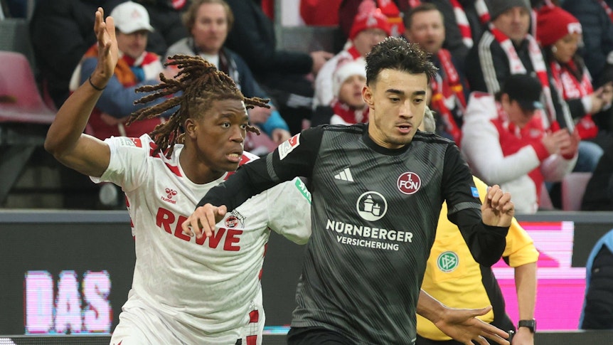 Nürnbergs Jens Castrop führt den Ball, Kölns Elias Bakatukanda verfolgt ihn.