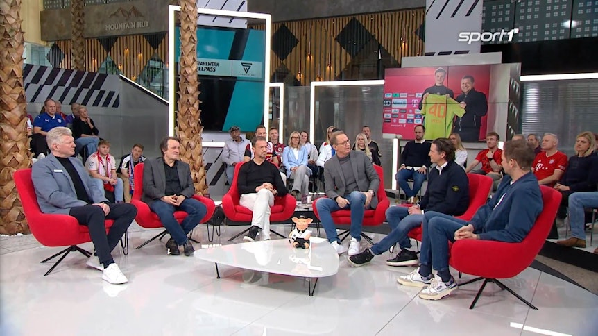 Die Runde um Moderator Florian König sitzt beim Sport1-„Doppelpass“ zusammen und diskutiert.