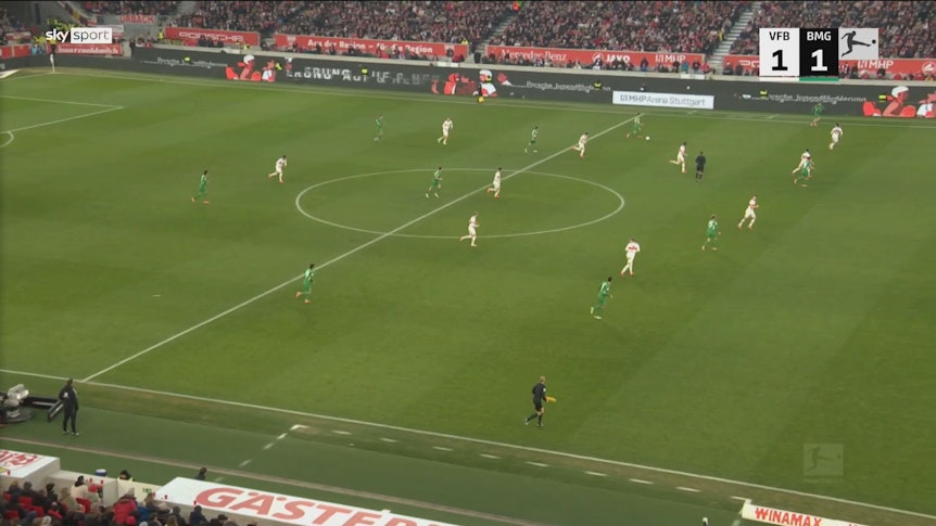 Blick auf den Angriff von Borussia Mönchengladbach, der im Bundesliga-Spiel beim VfB Stuttgart zum 2:1-Siegtreffer durch Tim Kleindienst führt.
