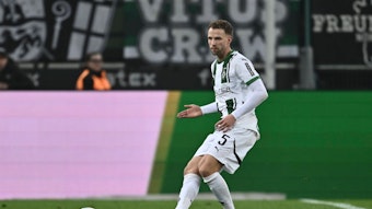 Marvin Friedrich spielt einen Ball.