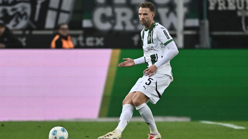 Marvin Friedrich spielt einen Ball.