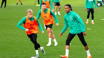 Yvandro Borge Sanches spielt im Training einen Ball.