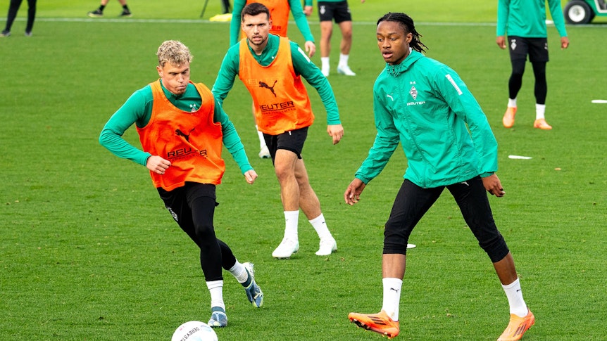 Yvandro Borge Sanches spielt im Training einen Ball.