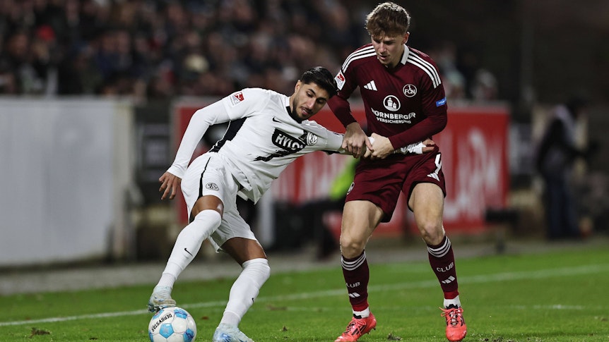 Muhammed Damar und Finn Jeltsch kämpfen um den Ball.