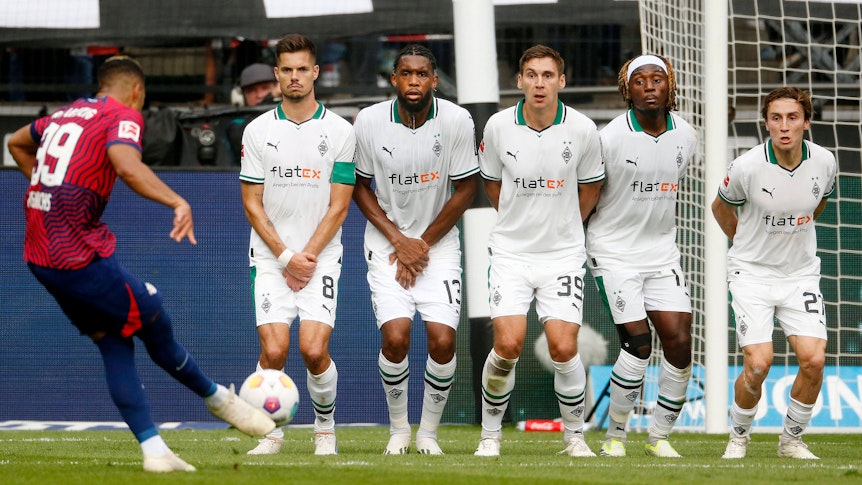 Eine Gladbacher Mauer versucht einen Leipzig-Freistoß zu blocken.