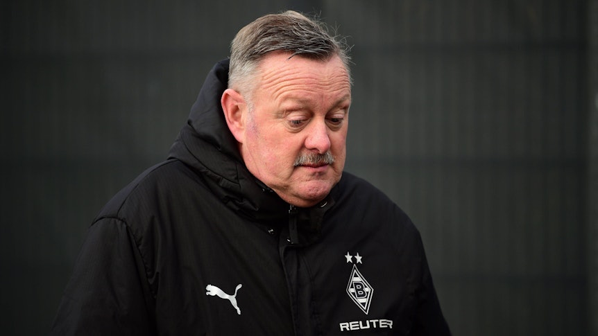 Roland Virkus schaut vielsagend auf den Boden.