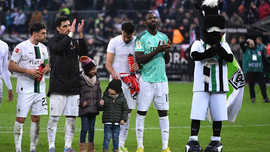 Spieler von Borussia Mönchengladbach feiern mit den Fans.