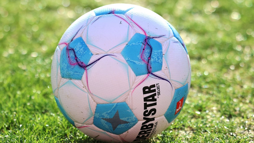 Bundesliga-Spielball von Derbystar auf dem Rasen.