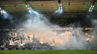 Fans von Borussia Mönchengladbach zünden Pyrotechnik.