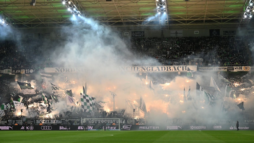 Fans von Borussia Mönchengladbach zünden Pyrotechnik.