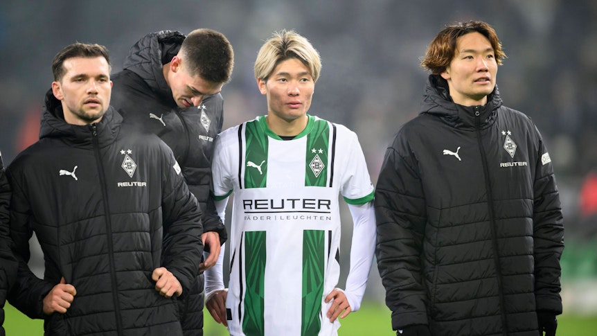 Shio Fukuda, Tomas Cvancara und andere Fohlen nach einem Spiel.
