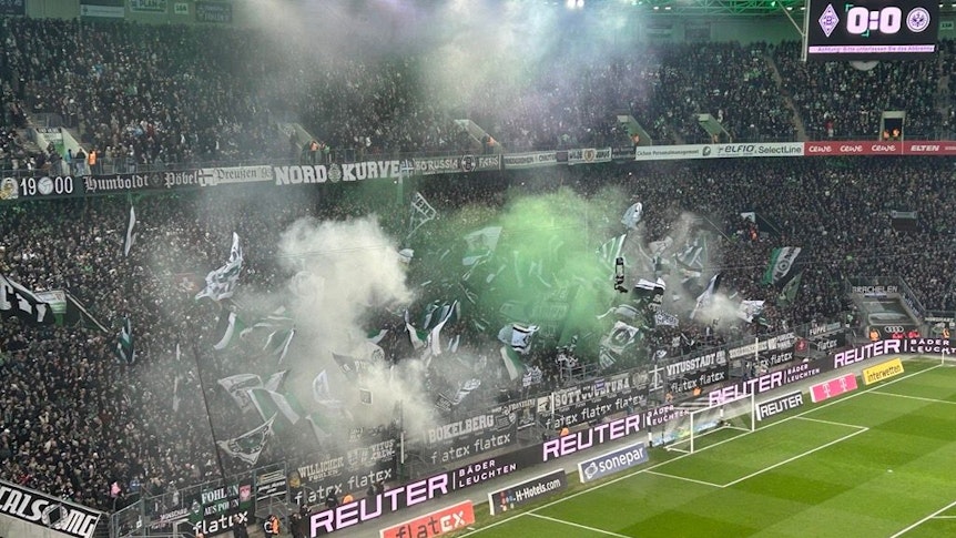 Fans von Borussia Mönchengladbach zünden Pyrotechnik.