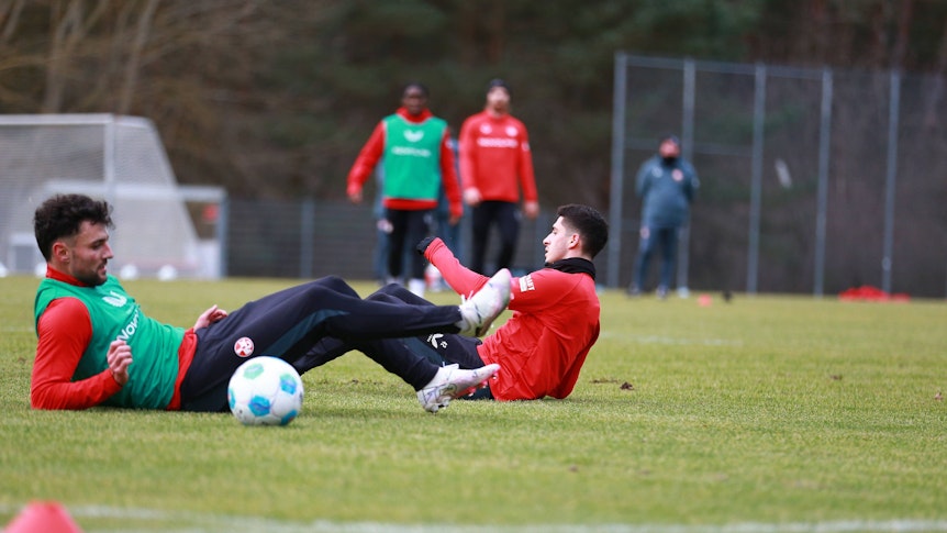 Grant Ranos sitzt frustriert im Training auf dem Boden.